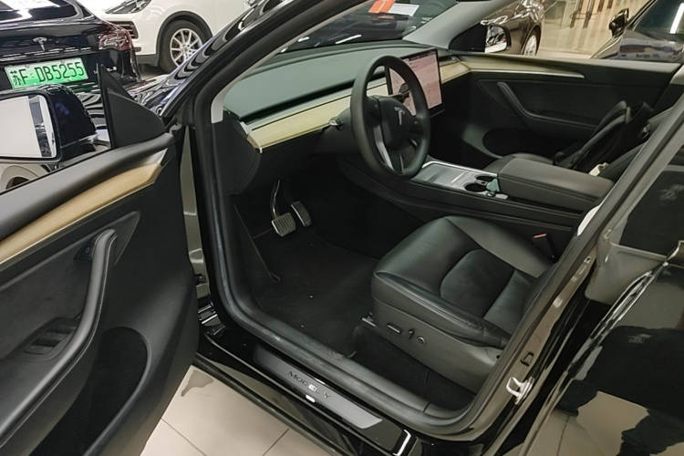 Tesla Model Y 2023 #16 Tesla Model Y 2023 car image #16