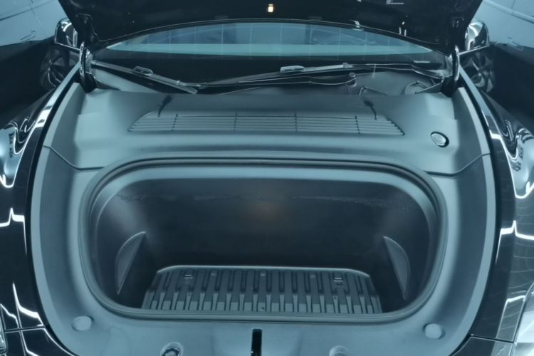 Tesla Model Y 2023 car image #20