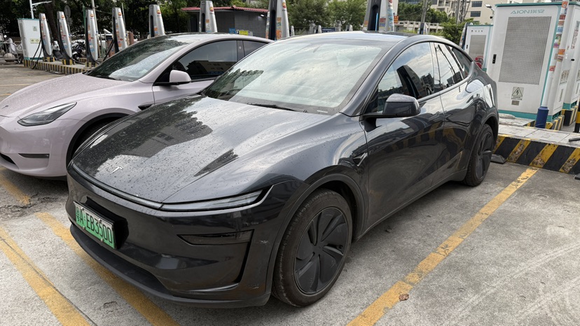 Tesla Model Y 2025 #4 Tesla Model Y 2025 car image #4