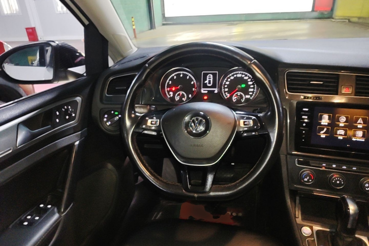 Volkswagen Golf 2020 car image #11