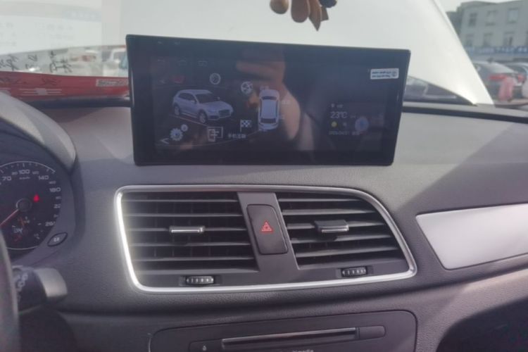 Audi Q3 2017 car image #13