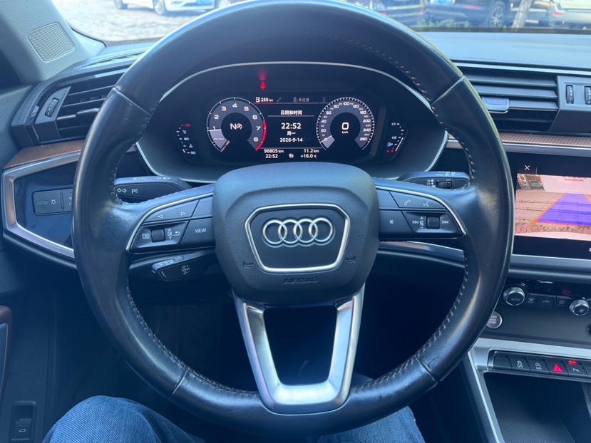 Audi Q3 2020 car image #9