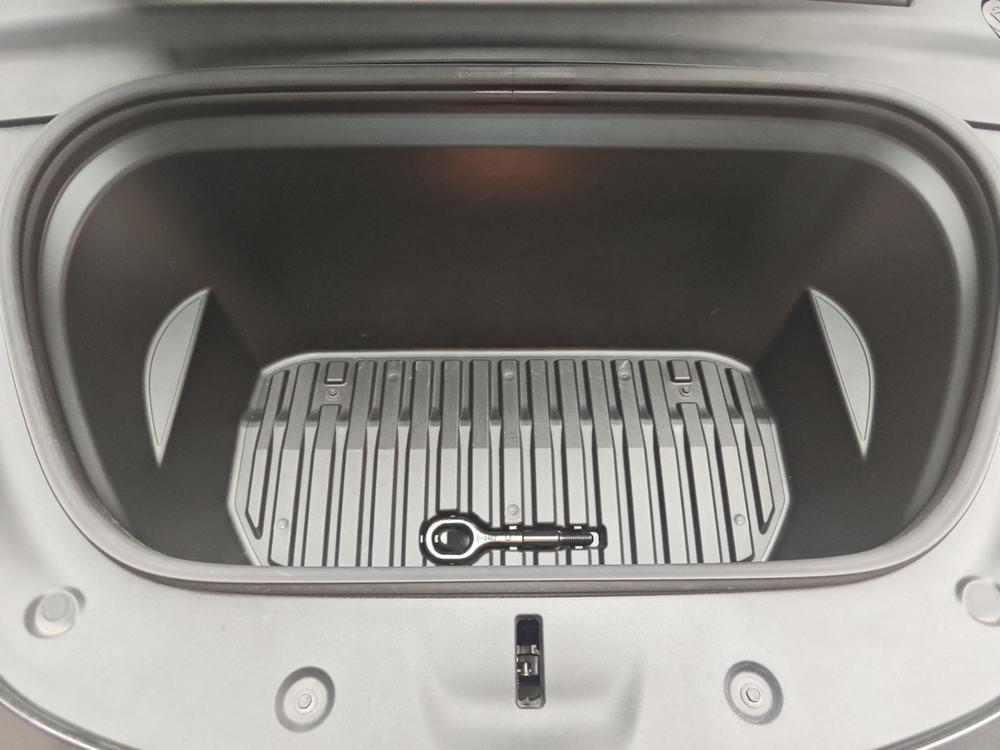 Tesla Model Y 2024 car image #9