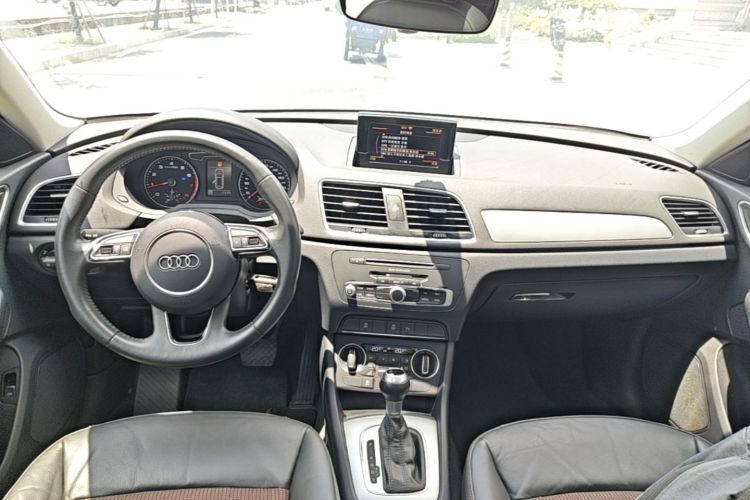 Audi Q3 2018 car image #10