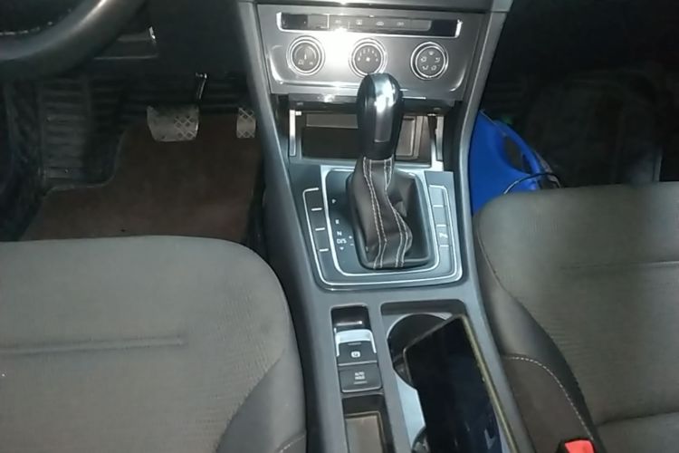 Volkswagen Golf 2017 car image #14