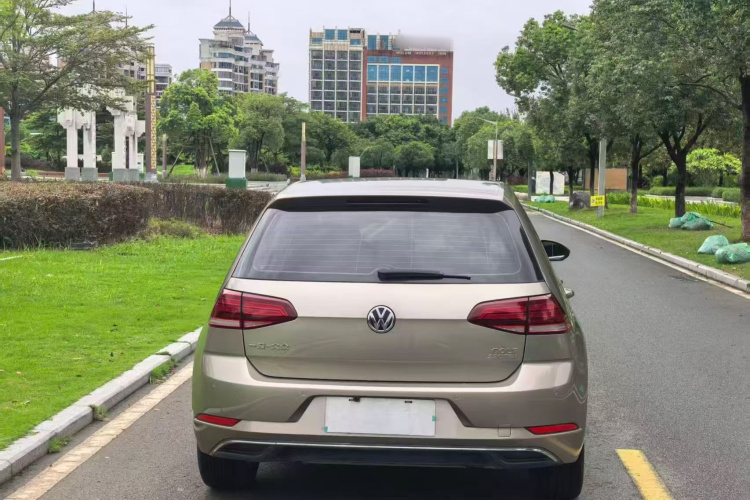 Volkswagen Golf 2018 car image #6