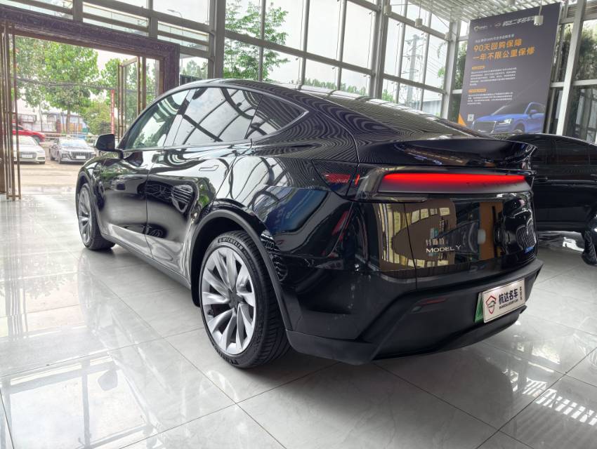 Tesla Model Y 2025 #4 Tesla Model Y 2025 car image #4