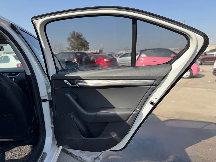 Skoda Octavia 2017 car image #34