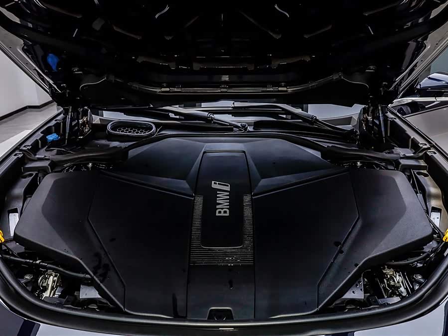 BMW i7 2024 car image #34