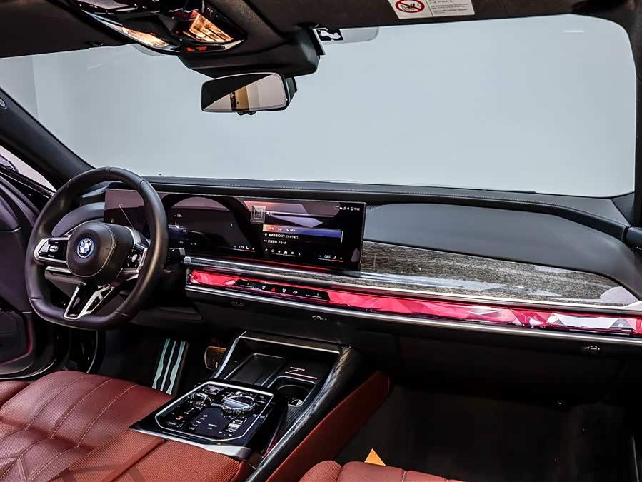 BMW i7 2024 car image #34