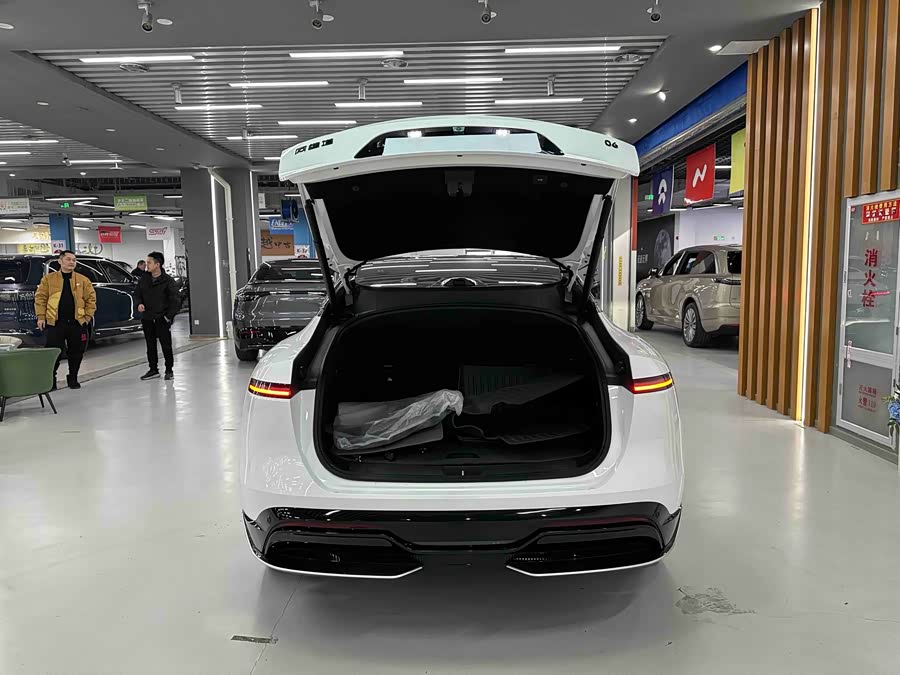 Avatr 06 2025 car image #34