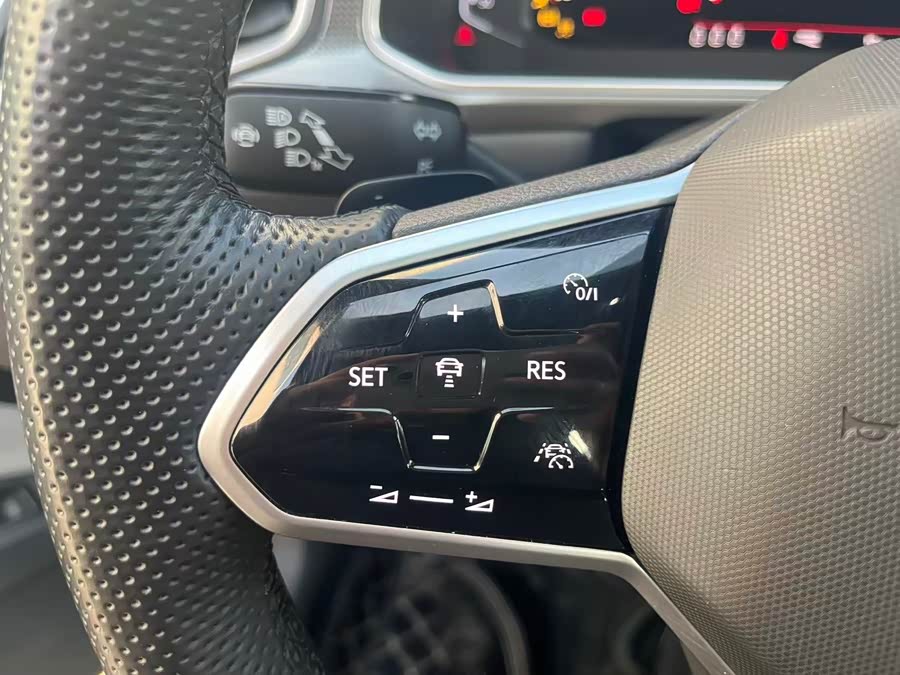 Volkswagen T-Roc 2023 car image #34