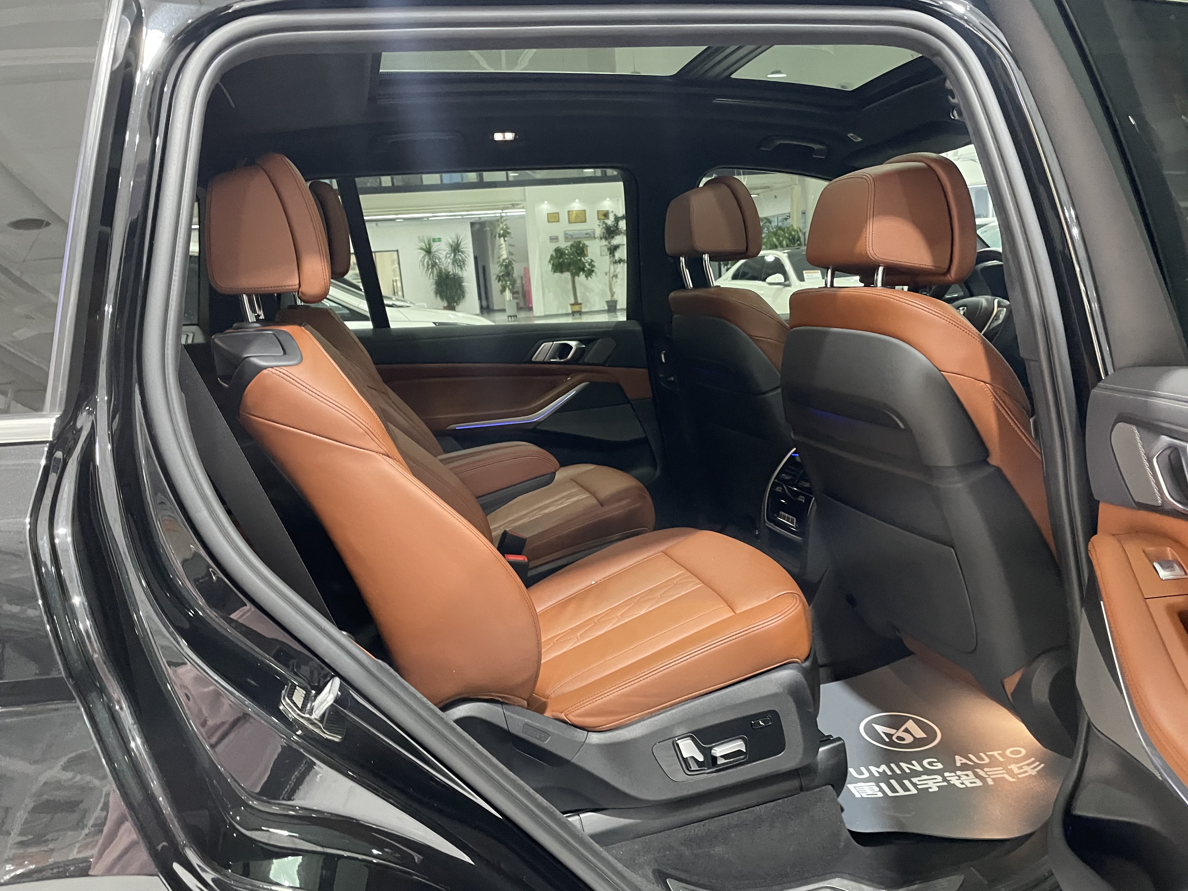 BMW X7 M60i 2021 car image #34