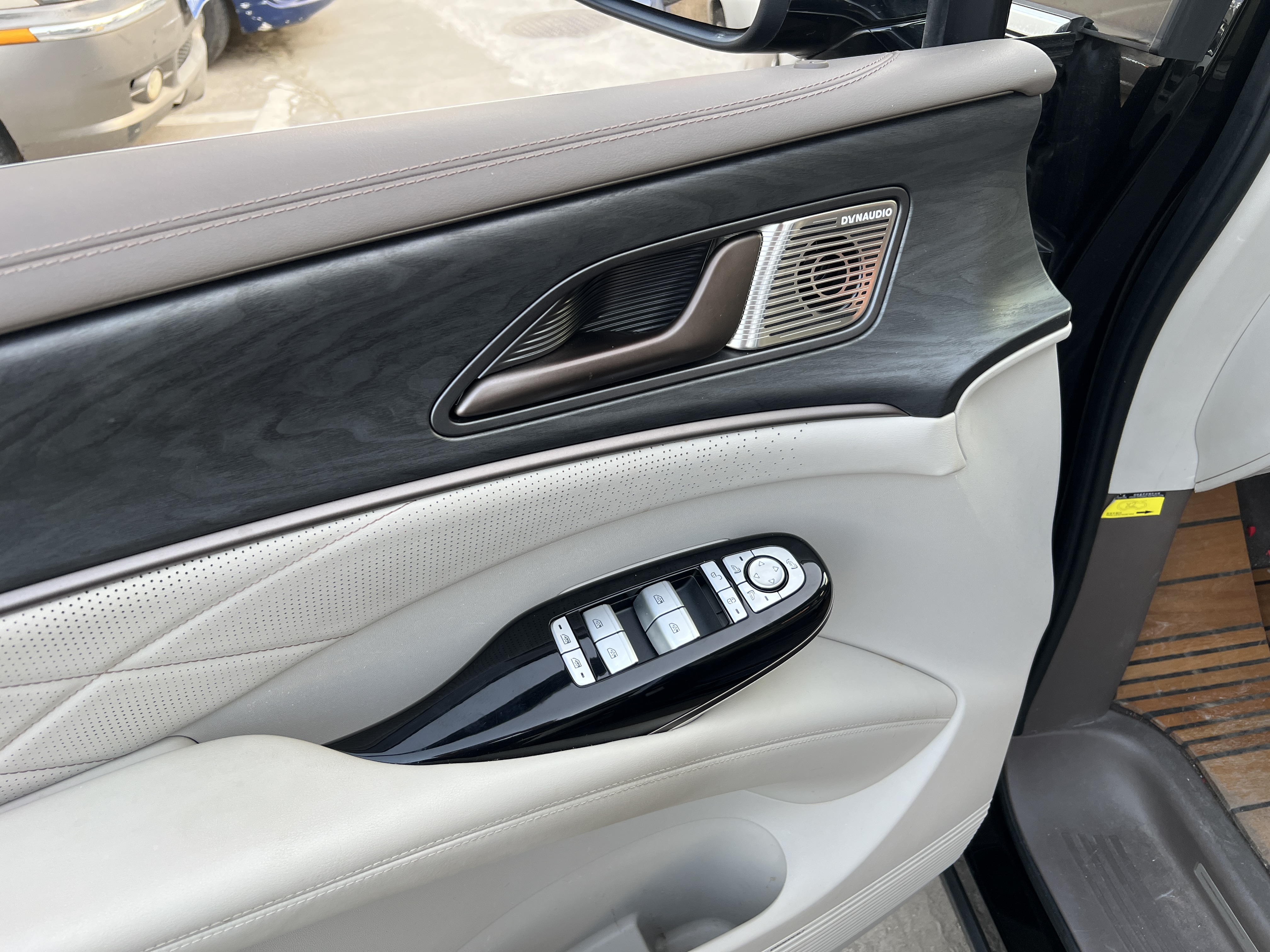 Denza D9 2023 صورة سيارة #34