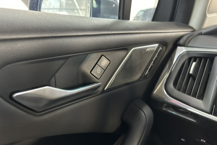 2019 car image #34