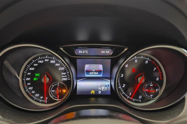 Mercedes-Benz GLA Class 2018 immagine di auto #34