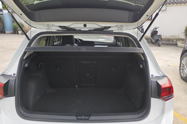 Volkswagen Golf 2023 car image #34