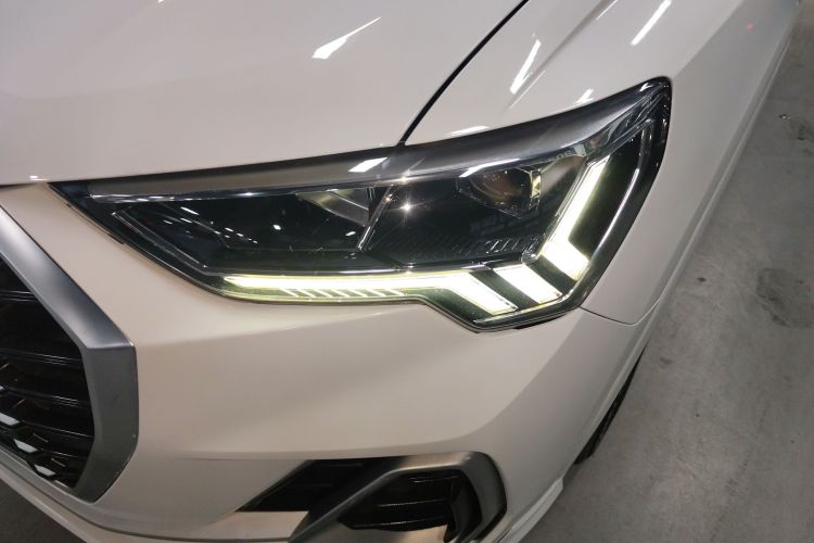 Audi Q3 2019 car image #34