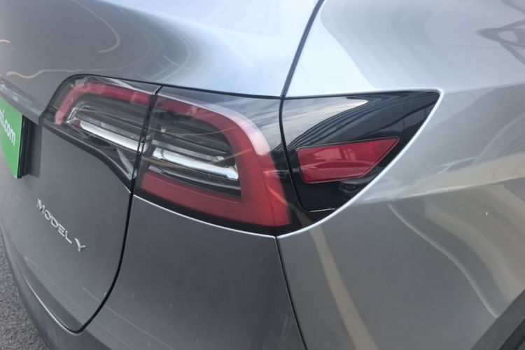 Tesla Model Y 2024 car image #8