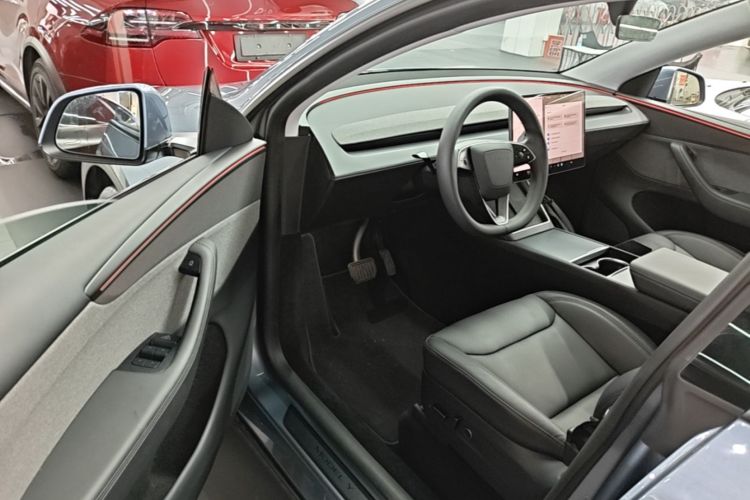 Tesla Model Y 2025 car image #16
