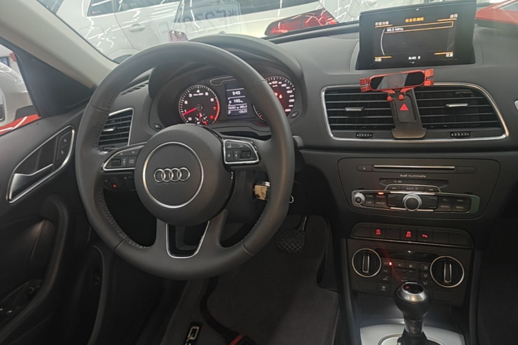 Audi Q3 2019 car image #10