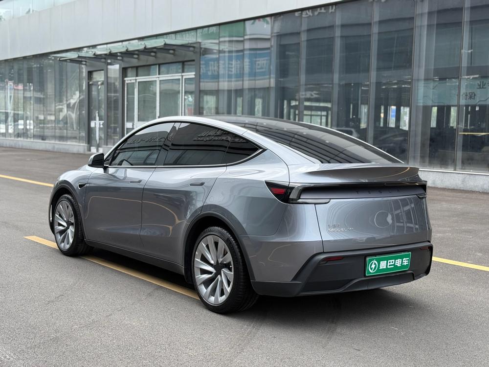 Tesla Model Y 2025 #5 Tesla Model Y 2025 car image #5