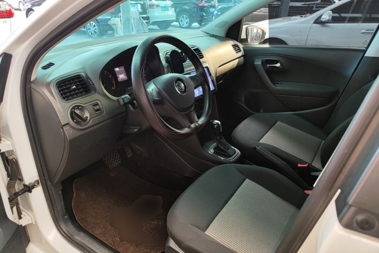 Volkswagen Polo 2018 car image #16