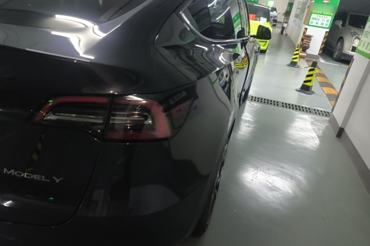Tesla Model Y 2024 car image #8