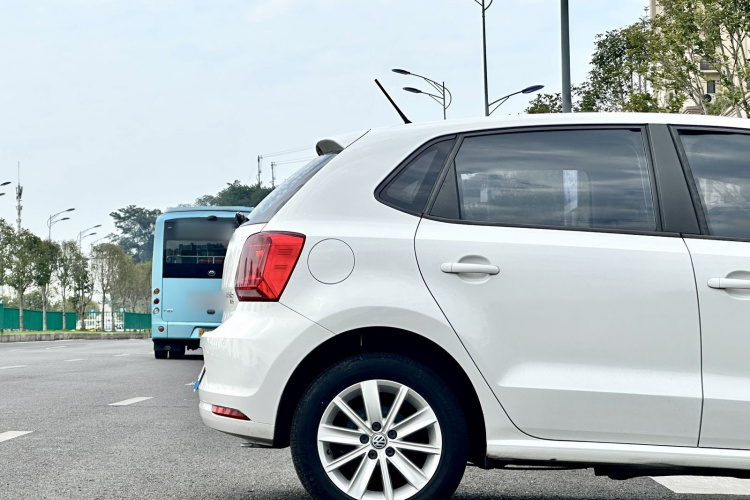 Volkswagen Polo 2015 car image #10