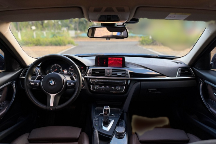 BMW 3 Series 2018 car image #16