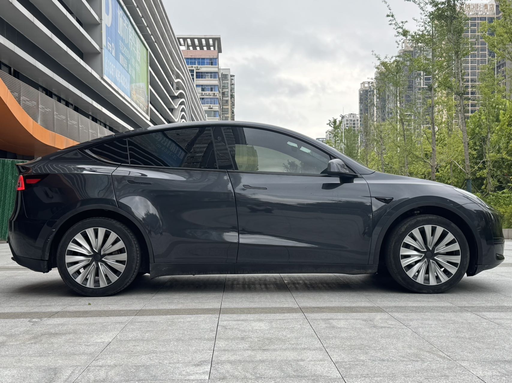 Tesla Model Y 2024 #8 Tesla Model Y 2024 car image #8