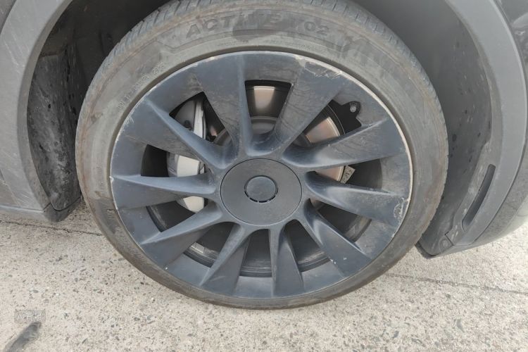 Tesla Model Y 2023 car image #9