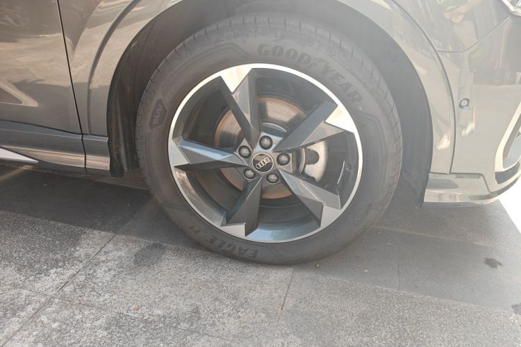 Audi Q3 2022 car image #6