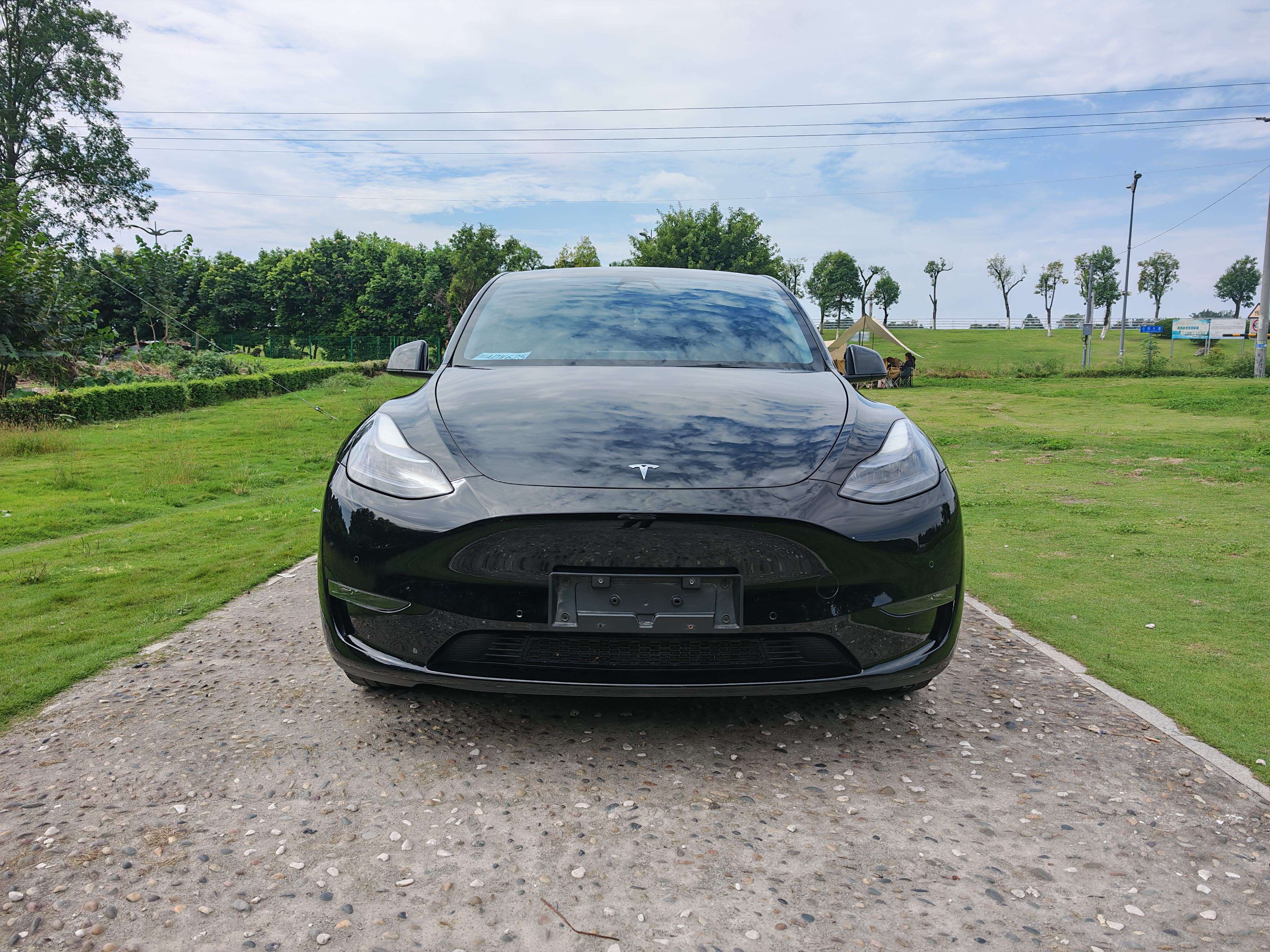 Tesla Model Y 2023 car image #2