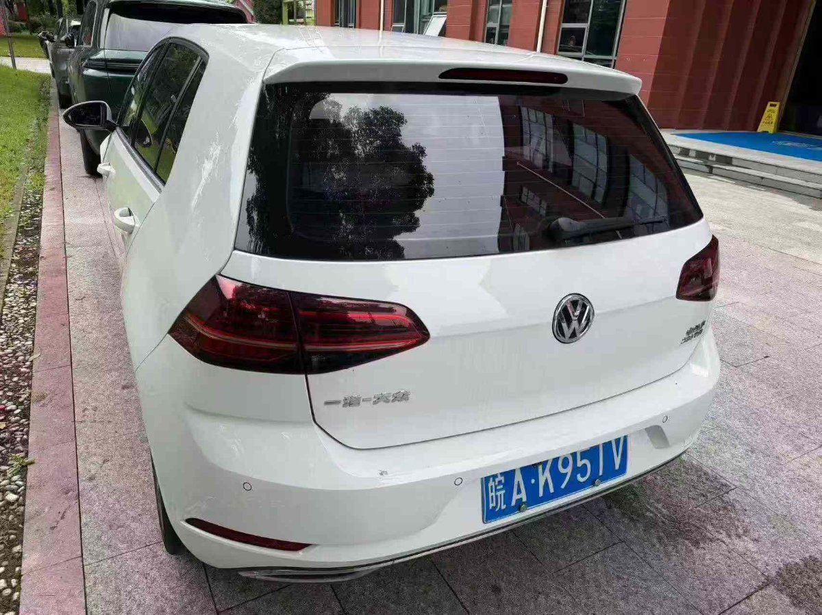 Volkswagen Golf 2018 car image #5