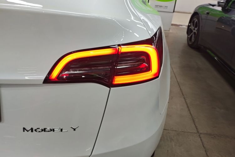 Tesla Model Y 2023 #8 Tesla Model Y 2023 car image #8