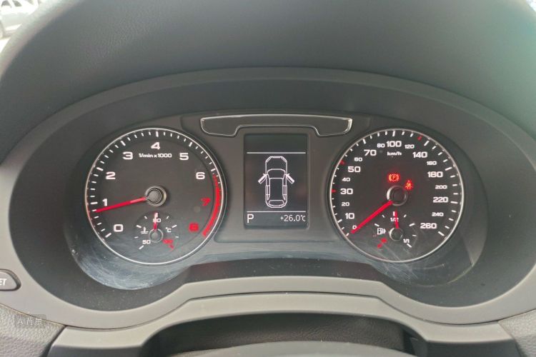 Audi Q3 2017 car image #13