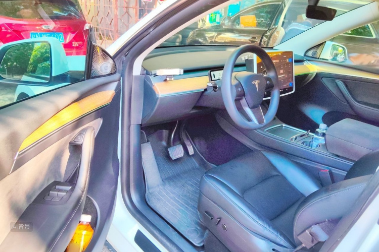 Tesla Model Y 2022 car image #18