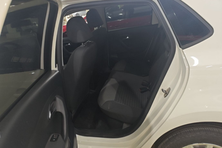 Volkswagen Polo 2018 car image #17