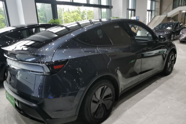 Tesla Model Y 2025 #7 Tesla Model Y 2025 car image #7