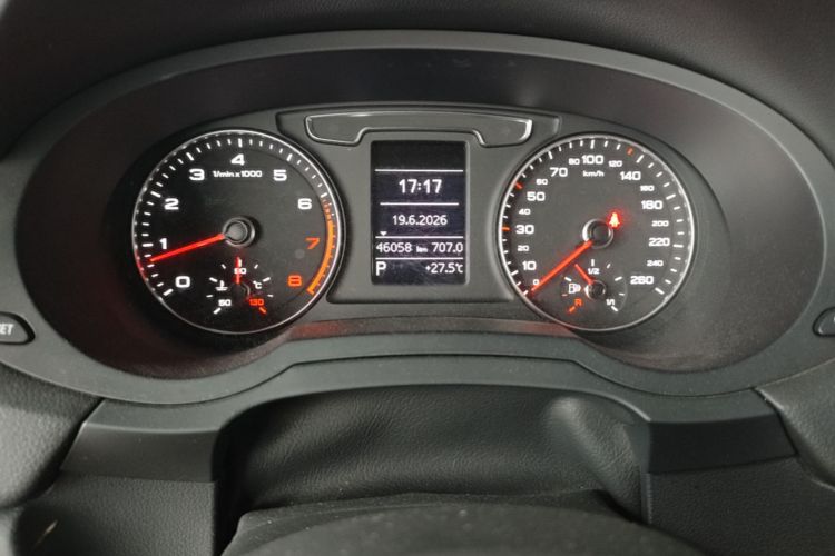 Audi Q3 2019 car image #14