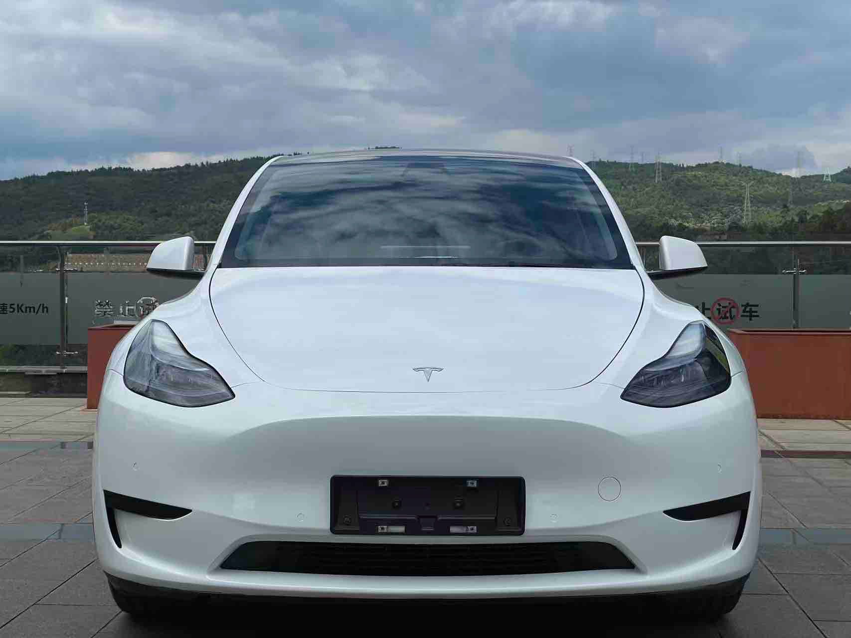Tesla Model Y 2023 #2 Tesla Model Y 2023 car image #2