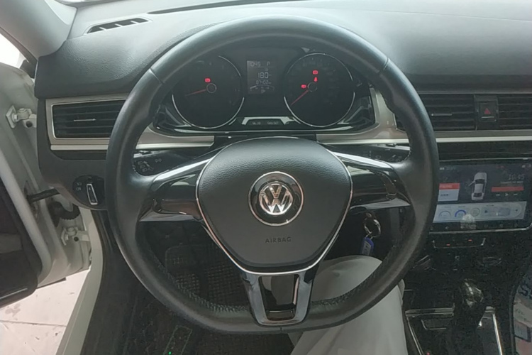 Volkswagen Bora 2016 car image #11