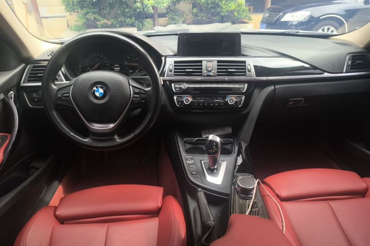 BMW 3 Series 2018 car image #10