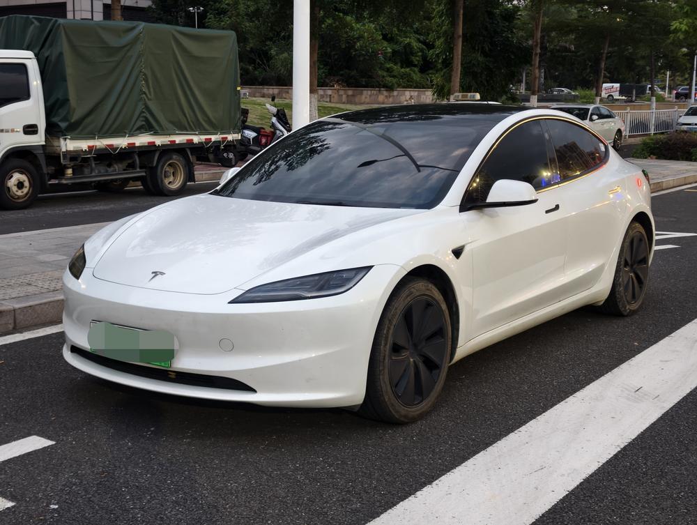 Tesla Model 3 2025 immagine di auto 