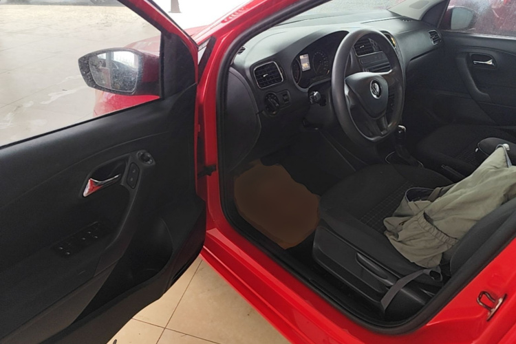 Volkswagen Polo 2016 car image #16