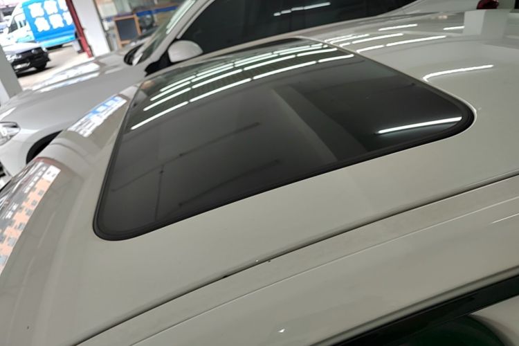 BMW 3 Series 2018 car image #25