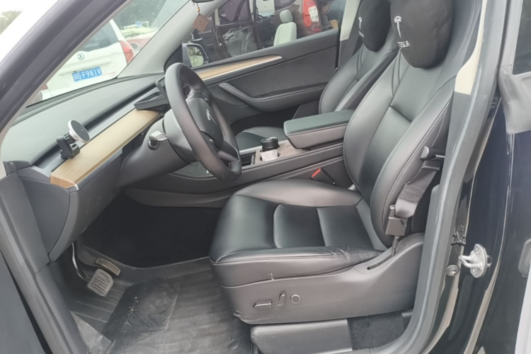 Tesla Model Y 2022 immagine di auto #15