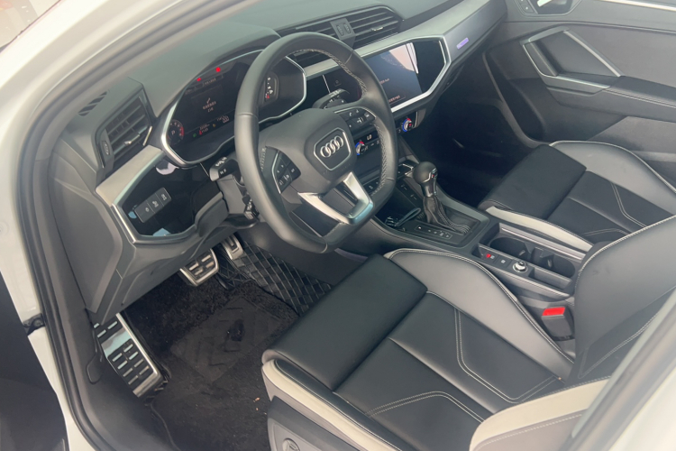 Audi Q3 2024 car image #12