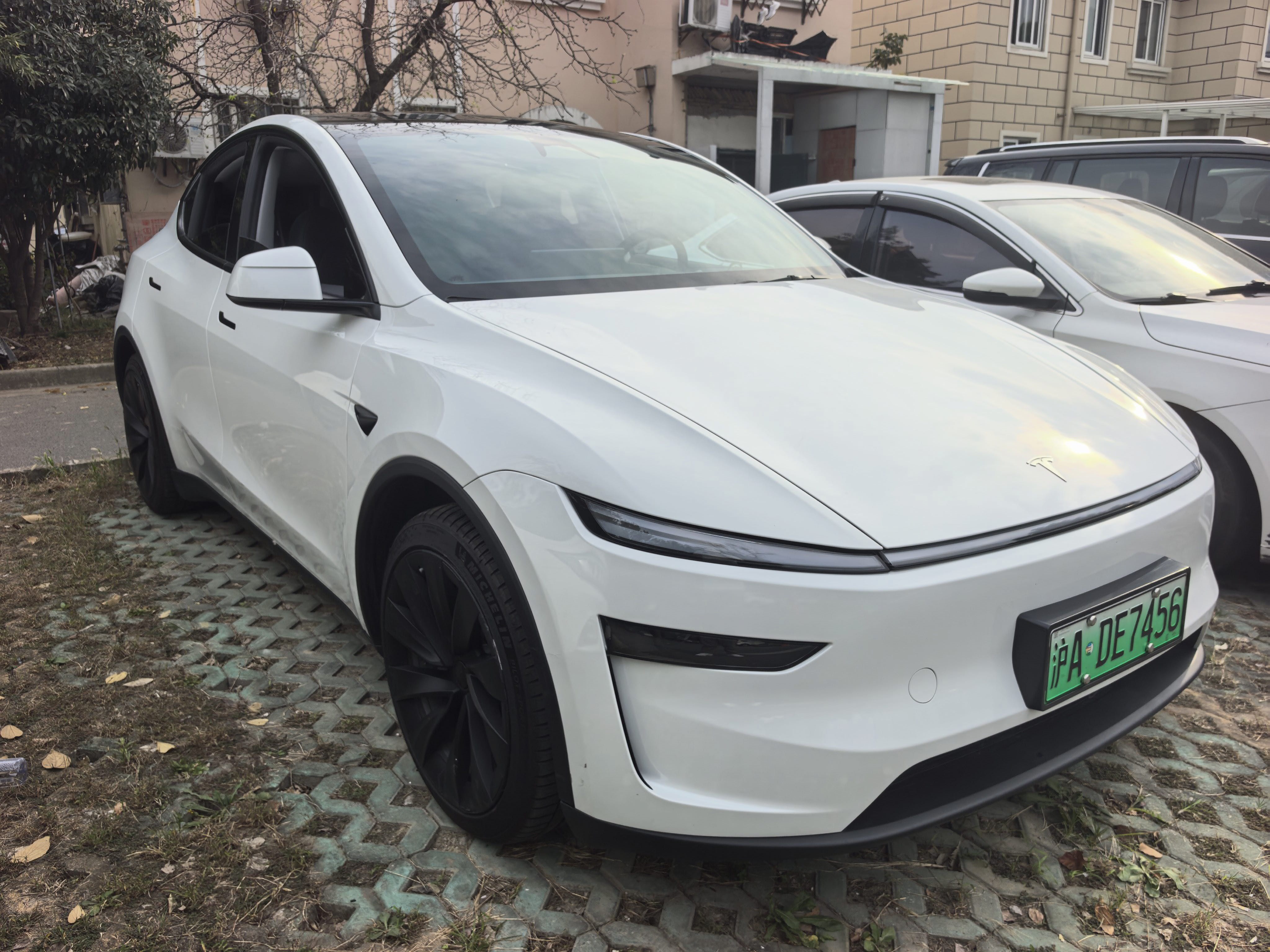 Tesla Model Y 2025 #2 Tesla Model Y 2025 car image #2